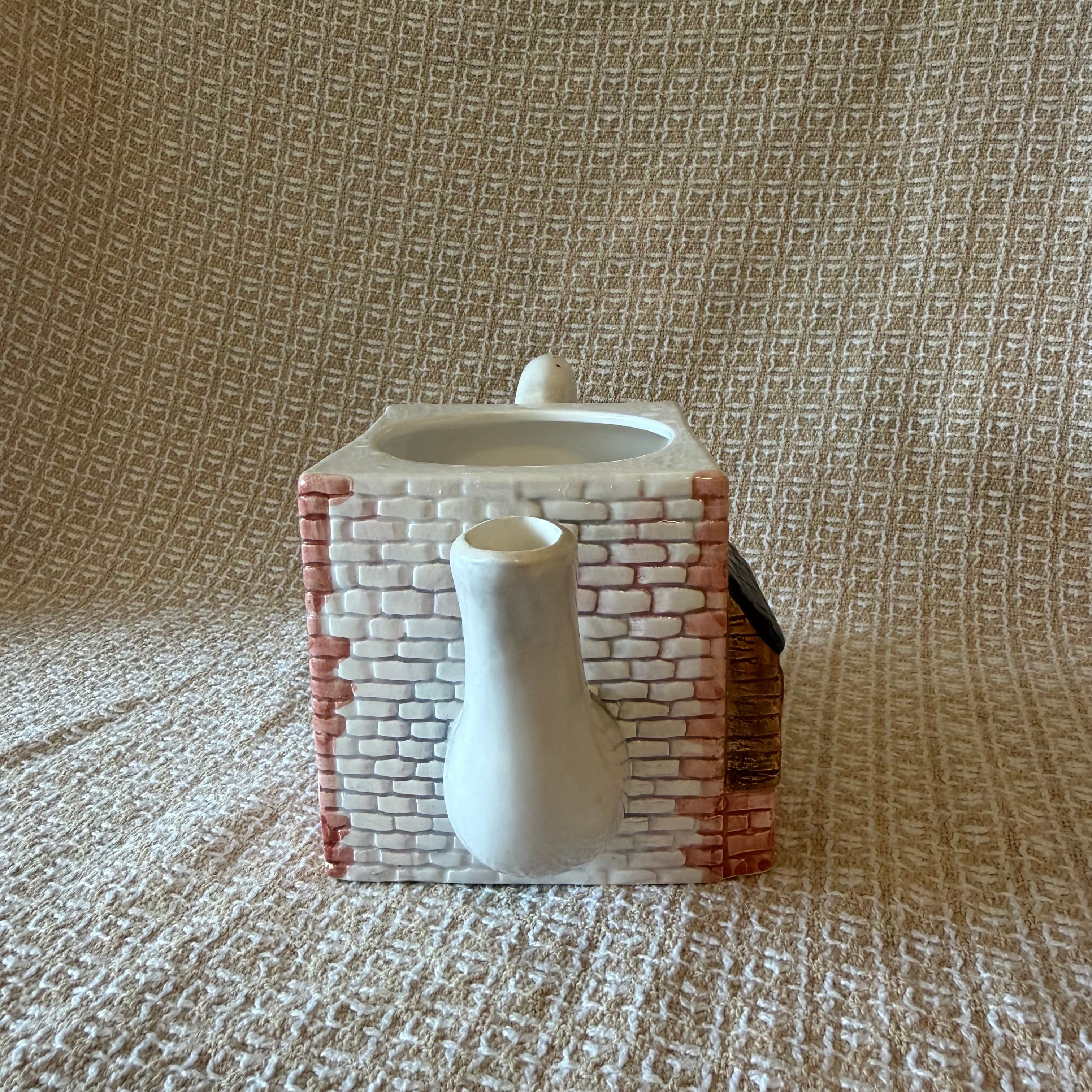Cottage Teapot Pot