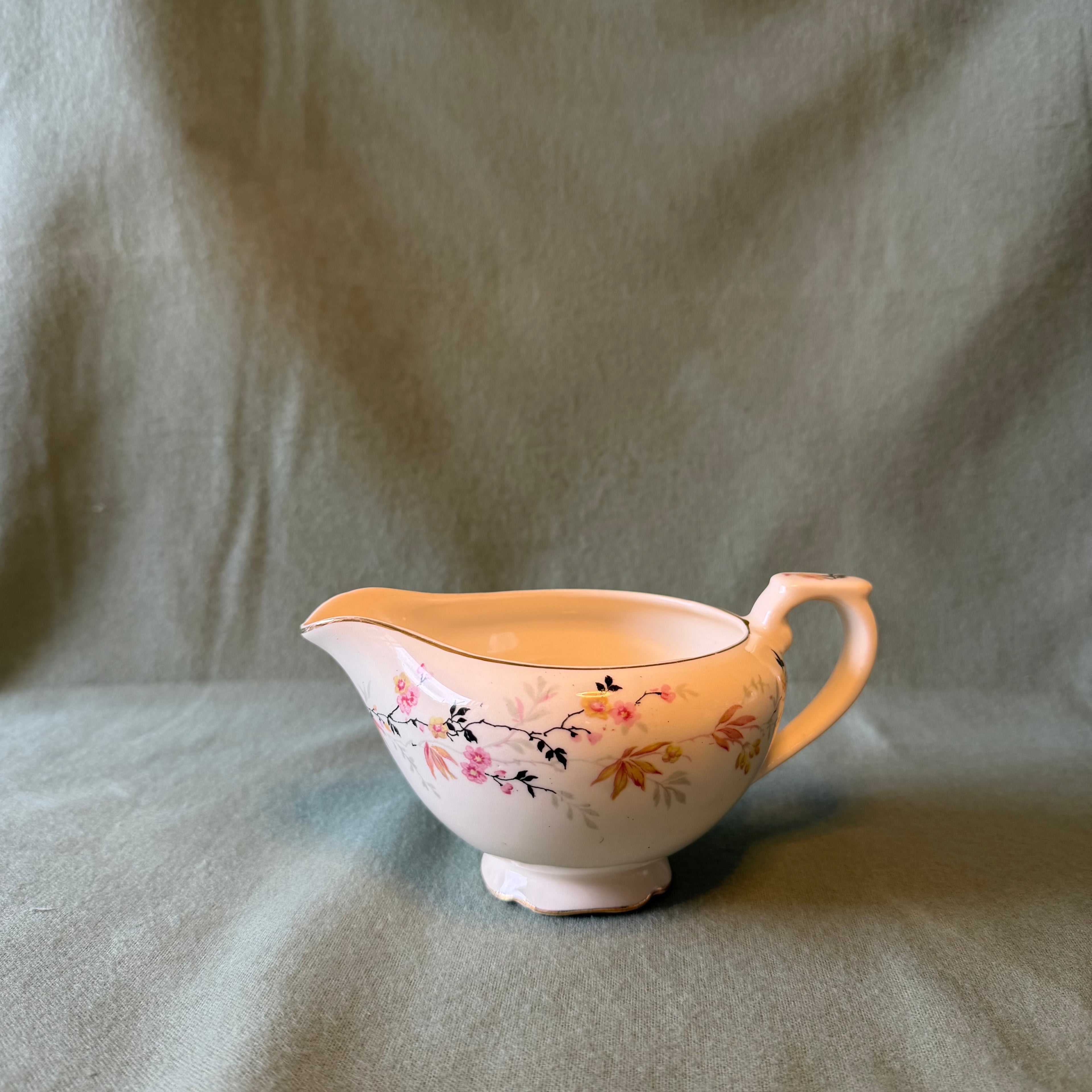Delicate Gravy Boat Pot