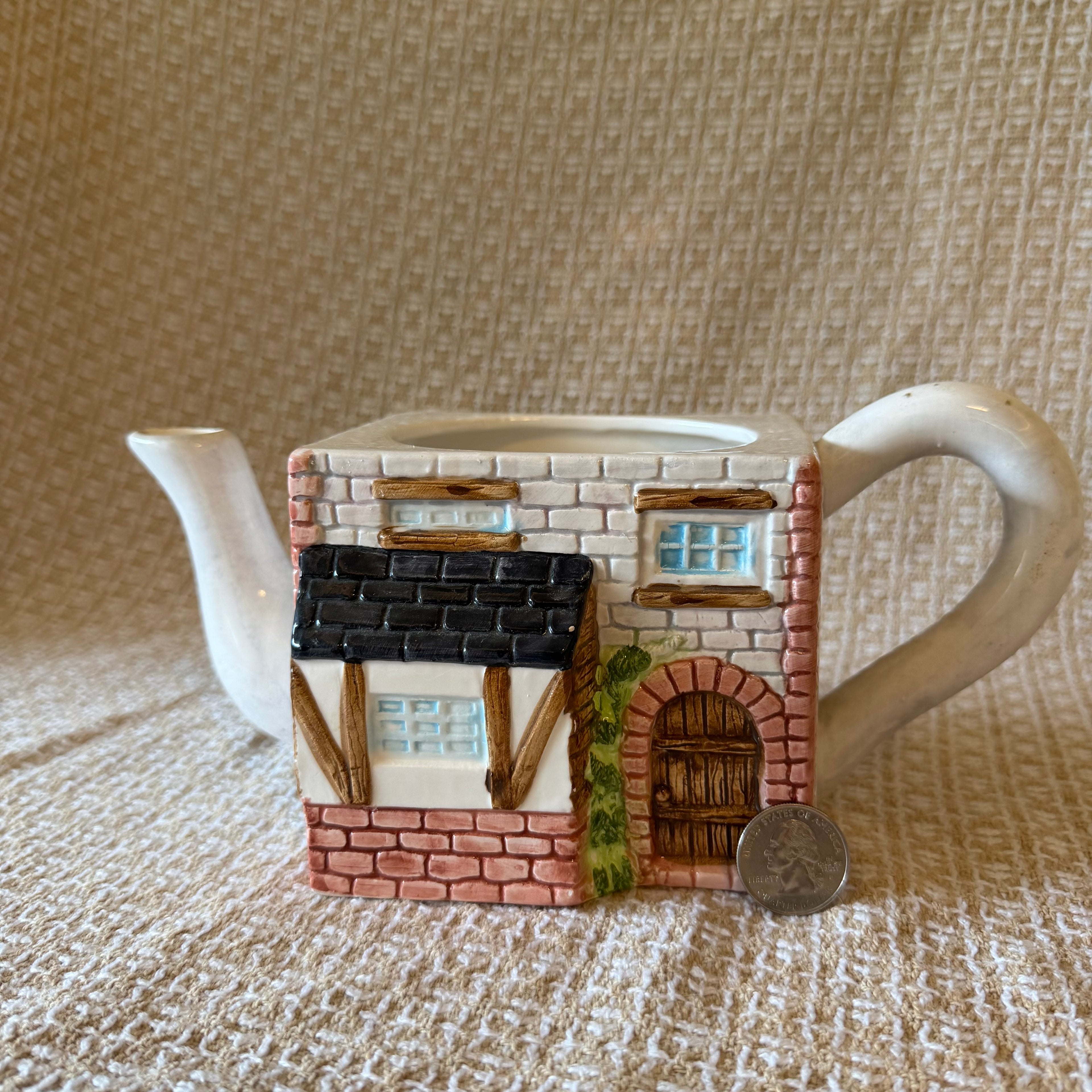 Cottage Teapot Pot