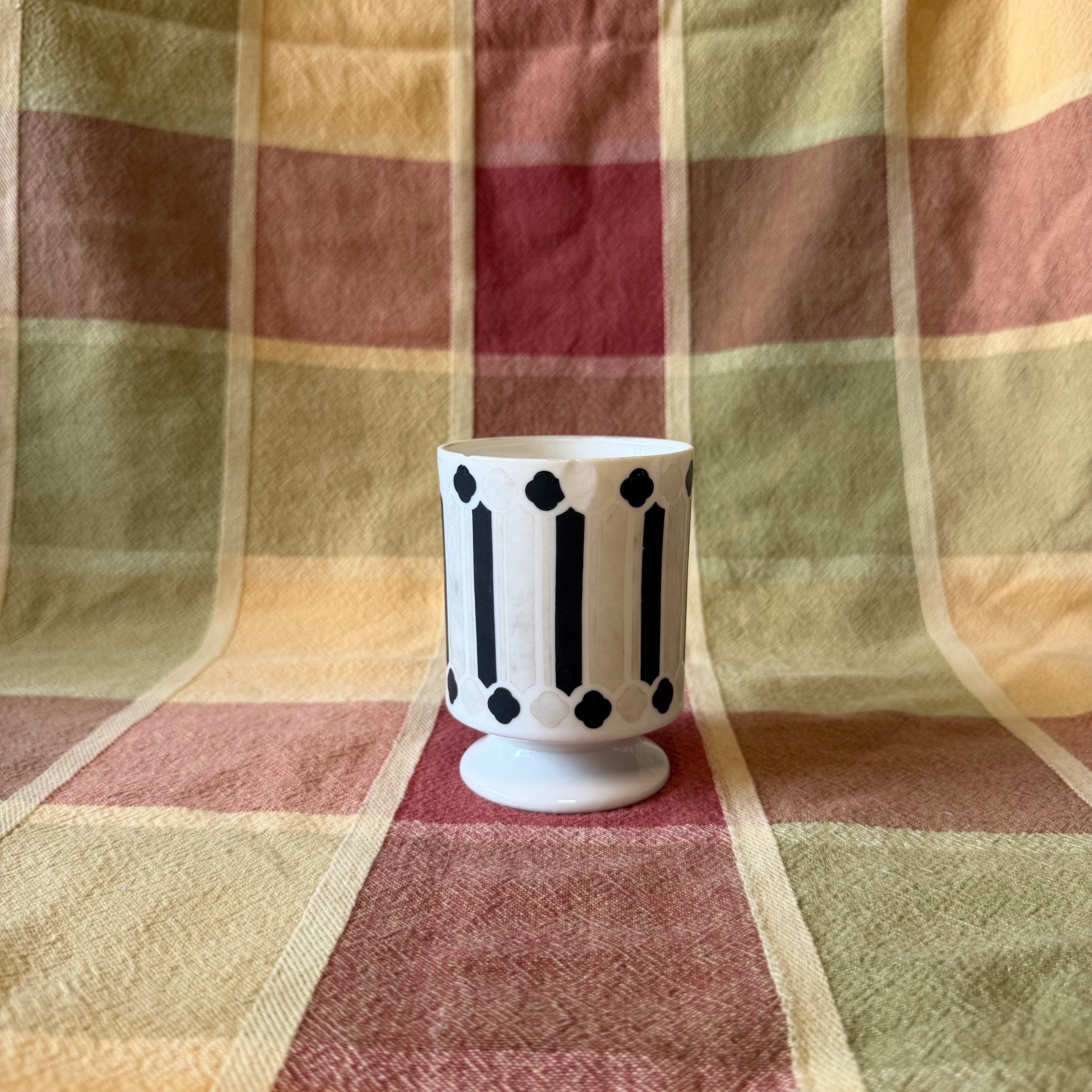 Black and White Tea Cup Pot