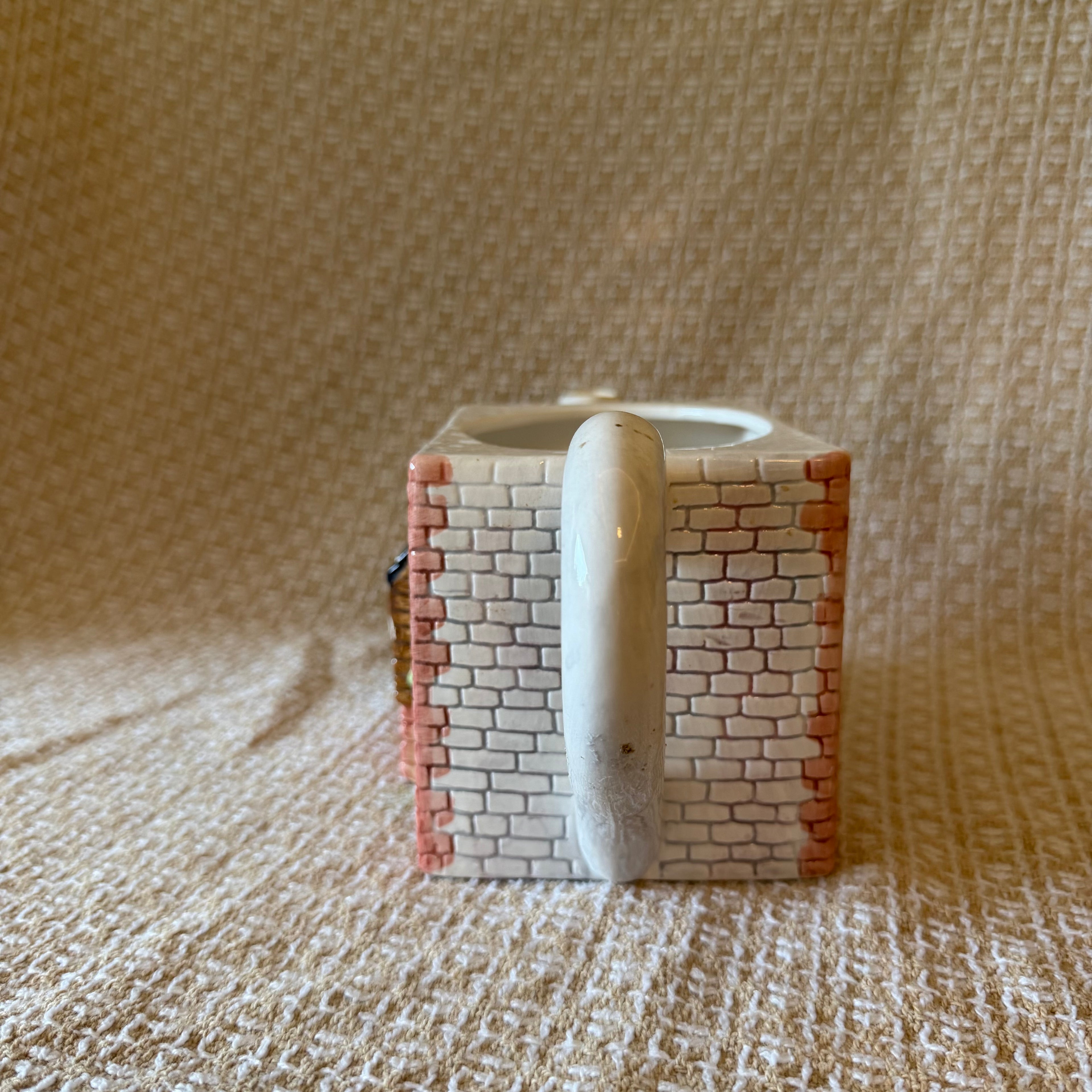 Cottage Teapot Pot