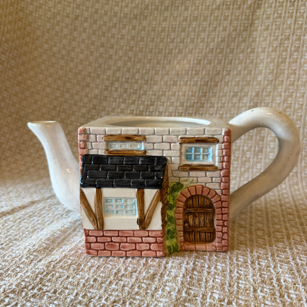 Cottage Teapot Pot