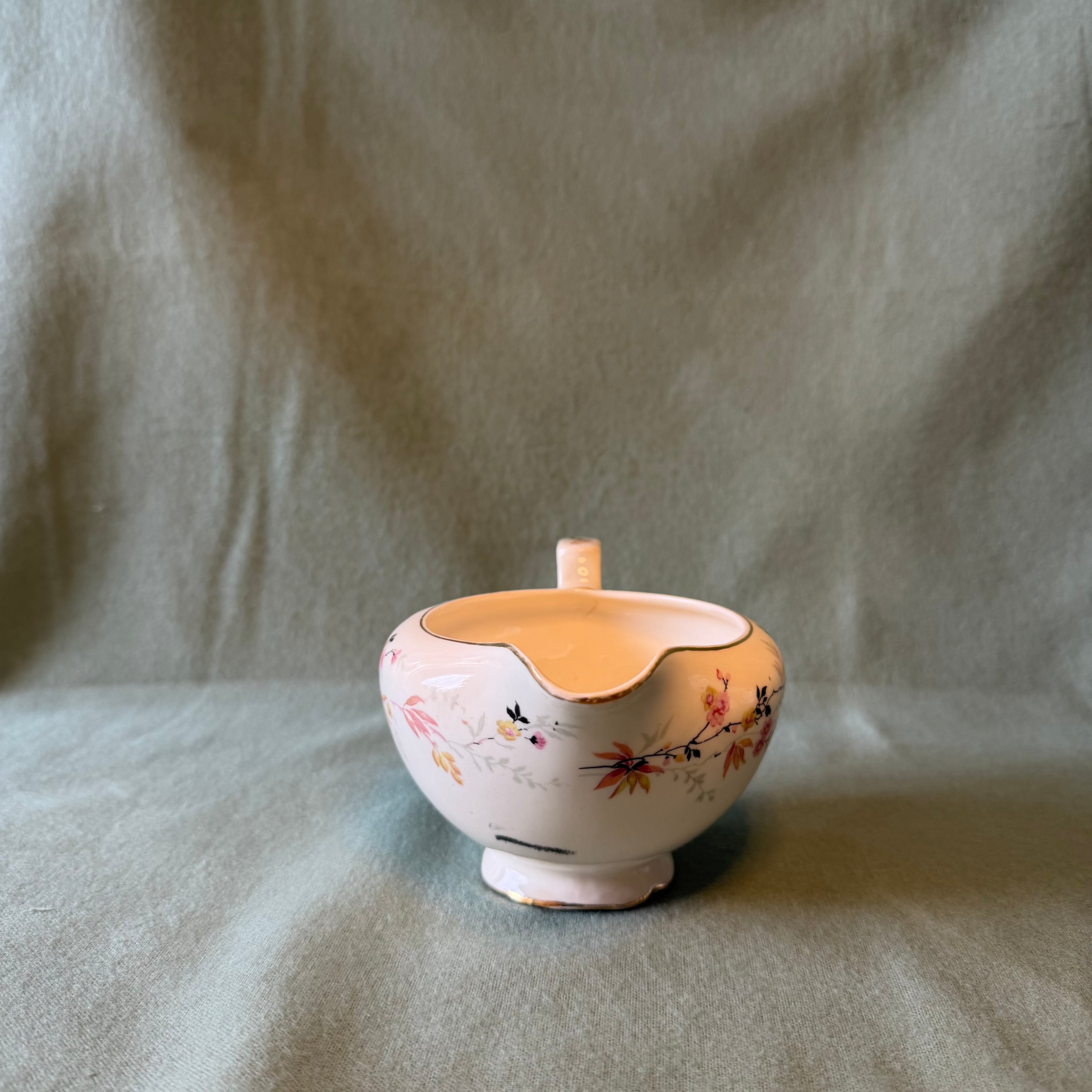 Delicate Gravy Boat Pot