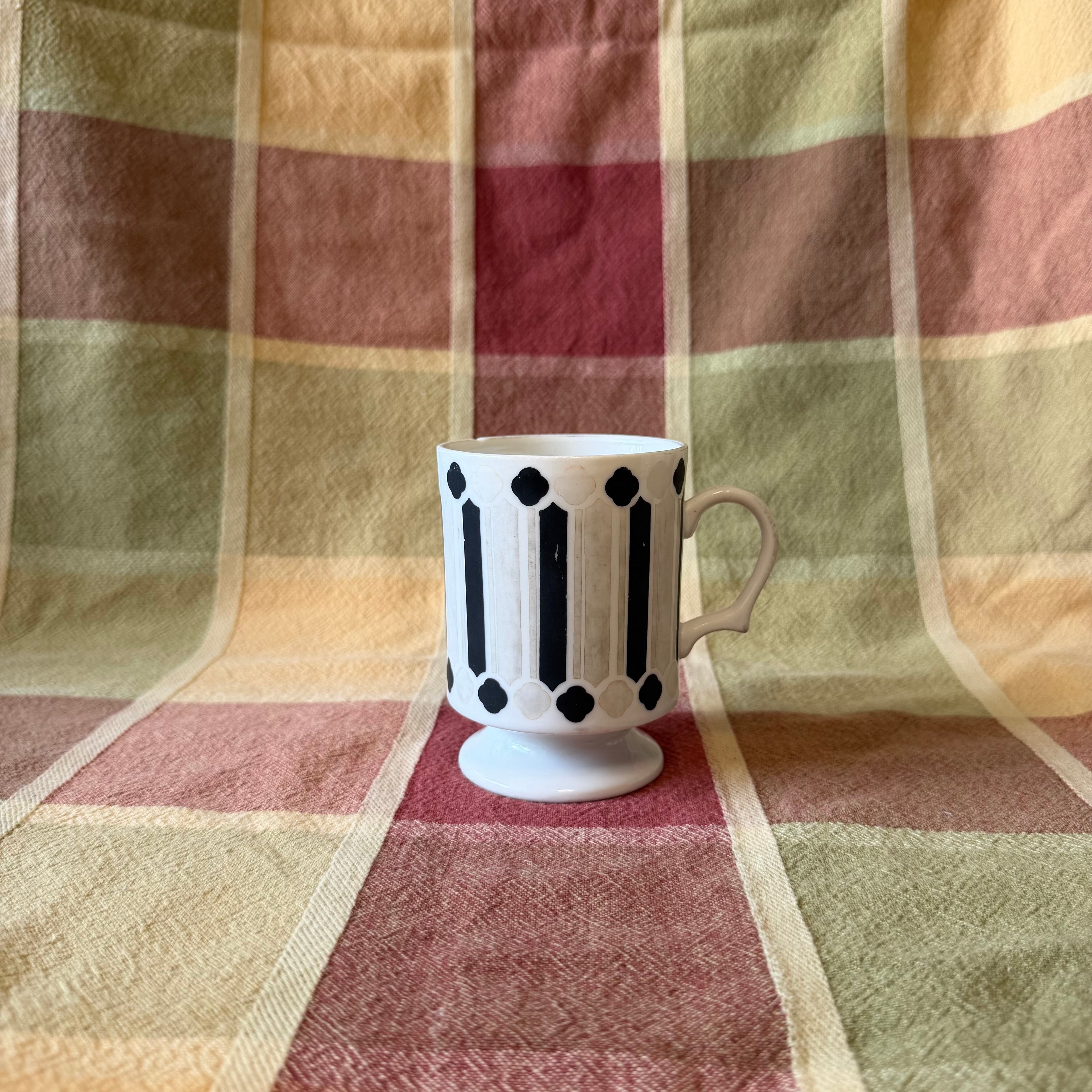 Black and White Tea Cup Pot