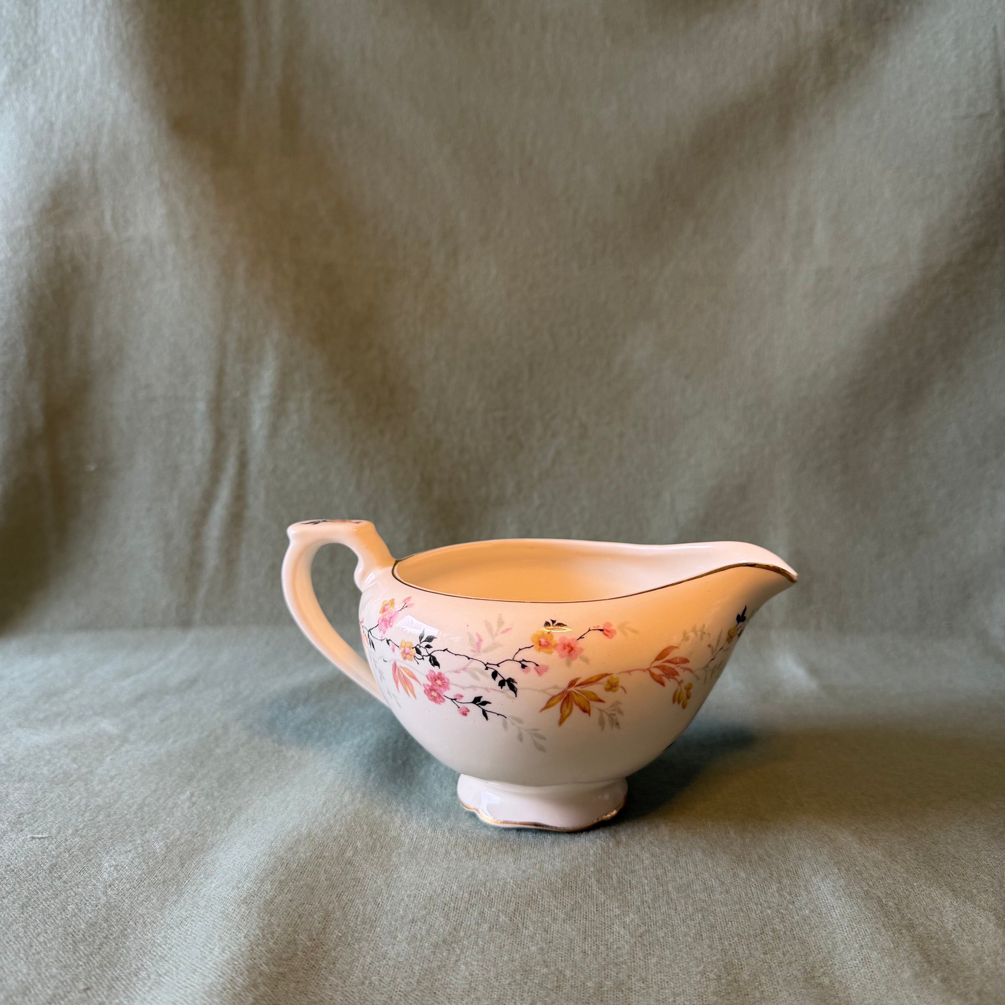 Delicate Gravy Boat Pot