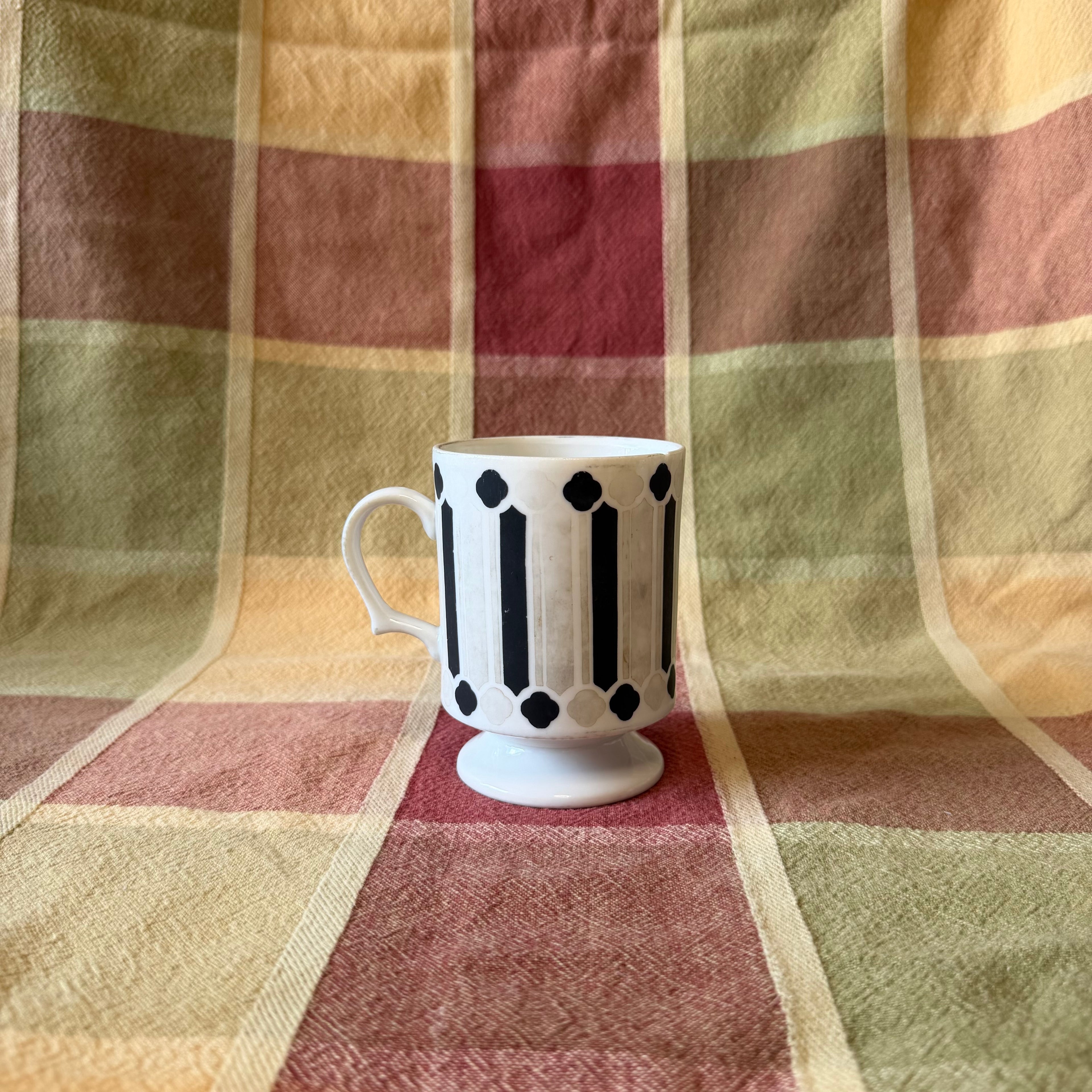 Black and White Tea Cup Pot