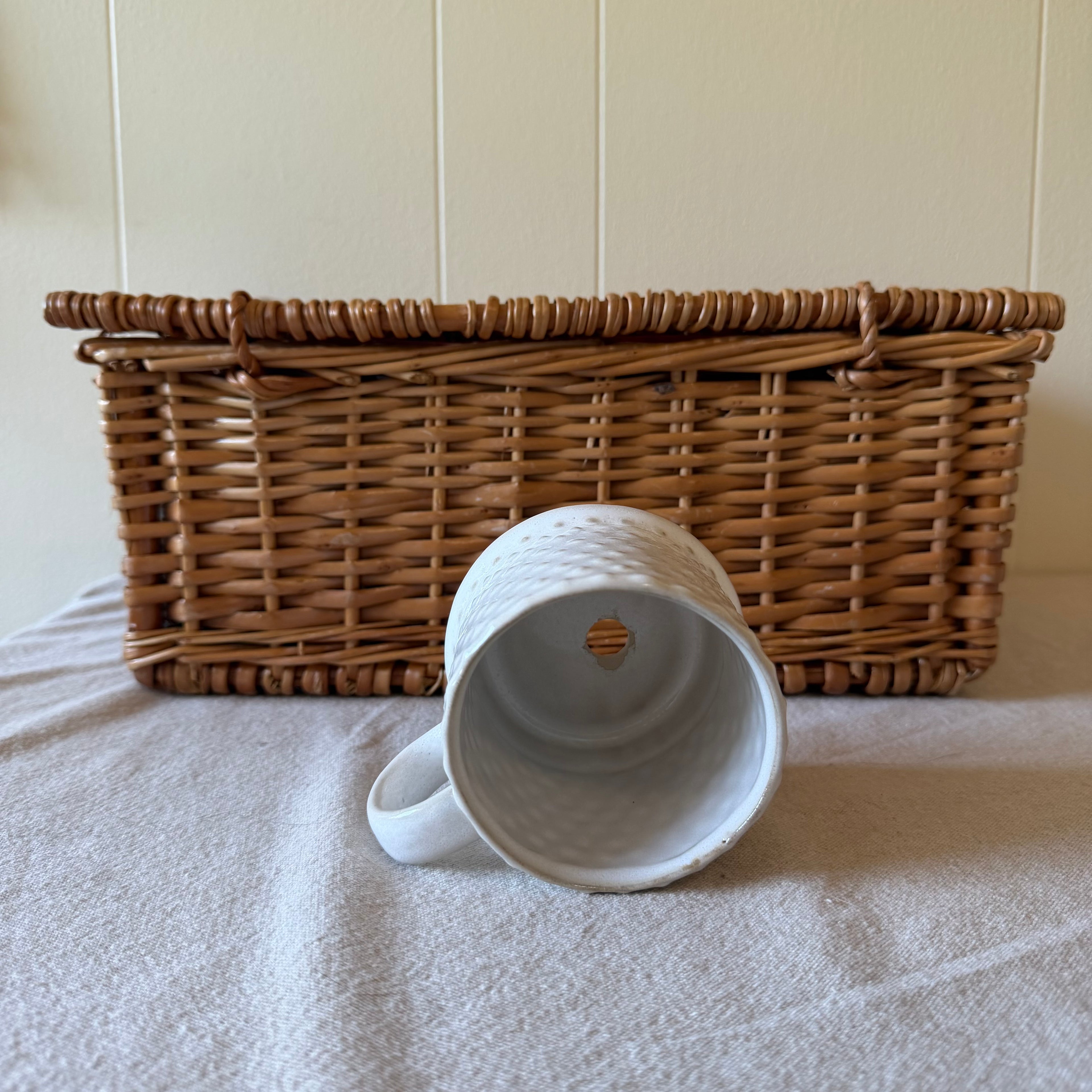 White Dotted Mug Pot